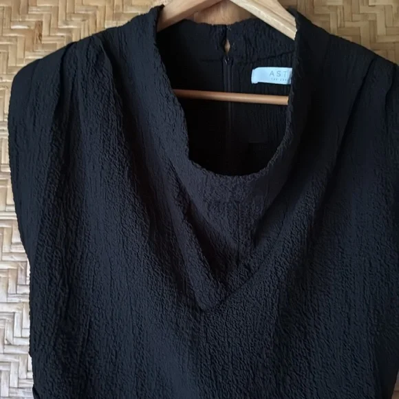 ASTR the label black square shoulder textured blouse Large - Picture 5 of 7